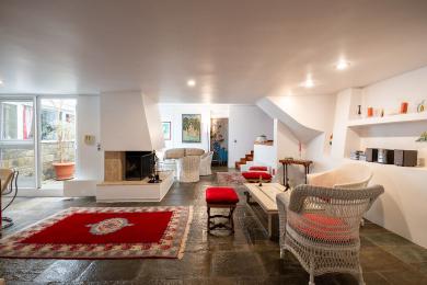 MAISONETTE OF UNIQUE ARCHITECTURE IN KAVOURI- VOULIAGMENI