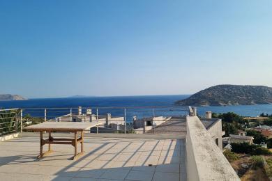 detached house with 2independent floor apartments and a studio